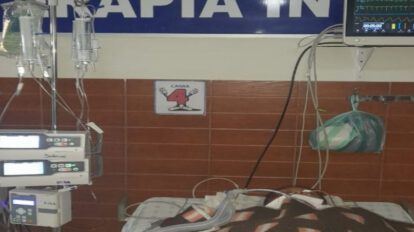 Ebrio al volante choca contra una moto y pasa por encima de una mujer