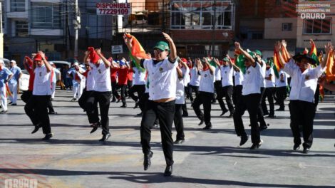 Carnaval de Oruro con diabladas en ensayo