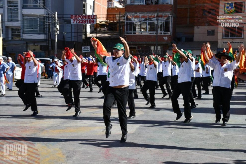 Carnaval de Oruro con diabladas en ensayo