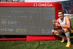 Armand Duplantis rompiendo récord mundial en salto de pértiga