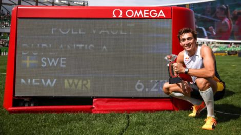 Armand Duplantis rompiendo récord mundial en salto de pértiga