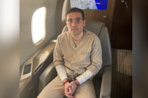 Ovidio Guzmán López siendo extraditado de México a Estados Unidos