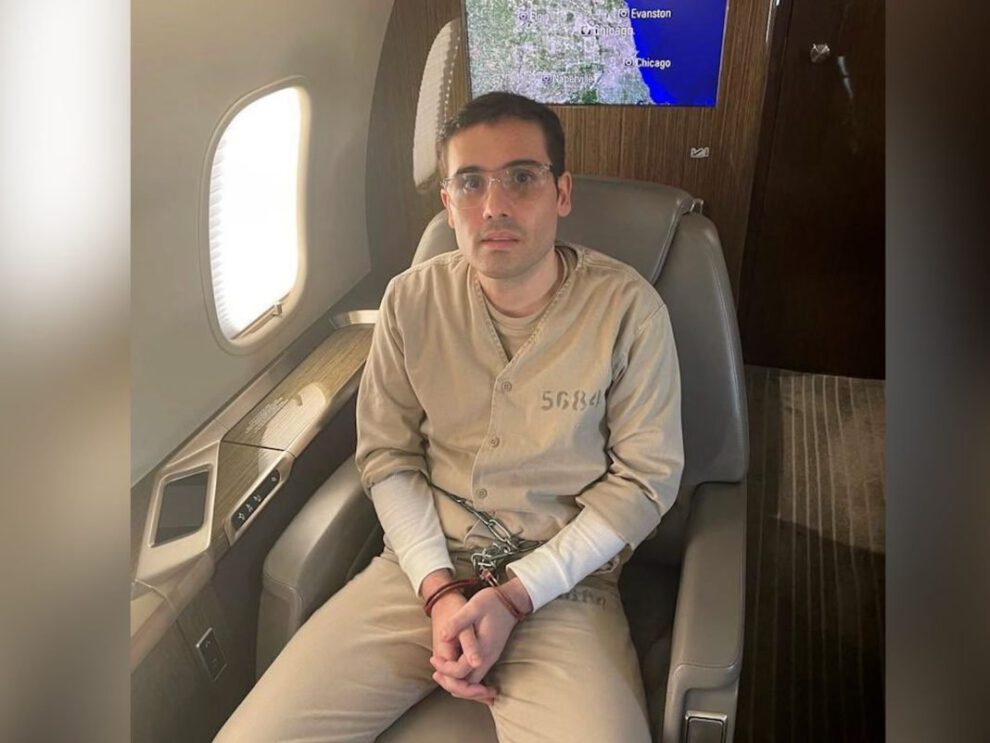 Ovidio Guzmán López siendo extraditado de México a Estados Unidos