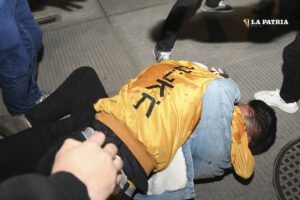Hinchas del fútbol se agarran a golpes y afectan a periodistas deportivos
