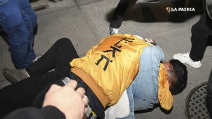 Hinchas del fútbol se agarran a golpes y afectan a periodistas deportivos