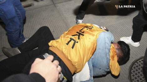 Hinchas del fútbol se agarran a golpes y afectan a periodistas deportivos