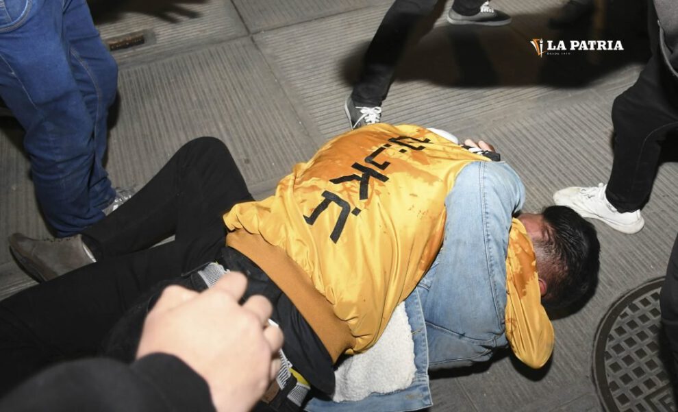 Hinchas del fútbol se agarran a golpes y afectan a periodistas deportivos