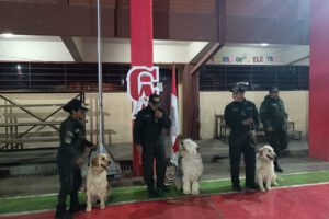 Demostración de destreza canina en el Colegio Aniceto Arce Nocturno