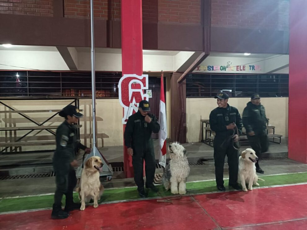 Demostración de destreza canina en el Colegio Aniceto Arce Nocturno