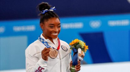 Simone Biles celebra en el podio tras conseguir la medalla de bronce en los Juegos Olímpicos 2020
