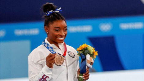 Simone Biles celebra en el podio tras conseguir la medalla de bronce en los Juegos Olímpicos 2020
