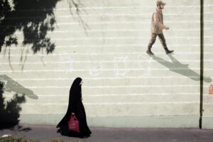 Ley del velo en Irán impone duras penas por no usar prenda islámica