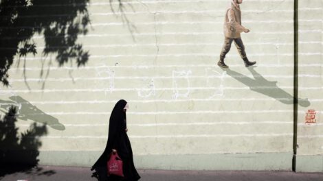Ley del velo en Irán impone duras penas por no usar prenda islámica