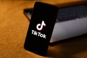 TikTok herramienta IA para identificar contenido generado por IA