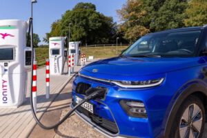 Reino Unido evalúa retrasar prohibición de coches de combustión