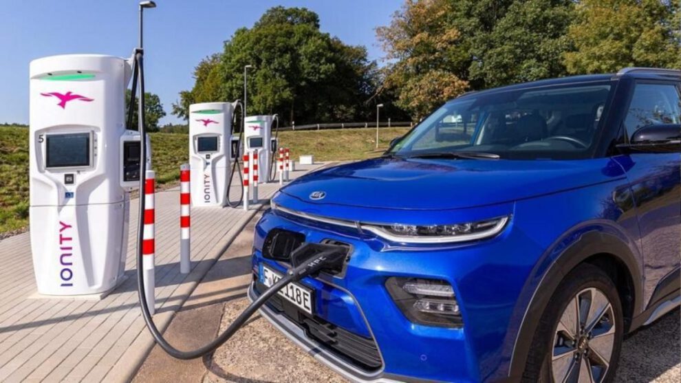 Reino Unido evalúa retrasar prohibición de coches de combustión
