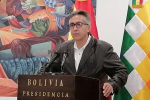 Viceministro Gustavo Torrico advierte sobre la disyuntiva entre beber oro o beber agua por explotación minera