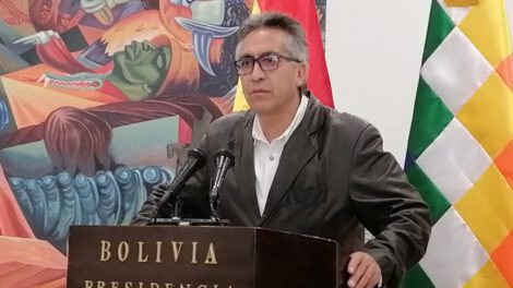 Viceministro Gustavo Torrico advierte sobre la disyuntiva entre beber oro o beber agua por explotación minera