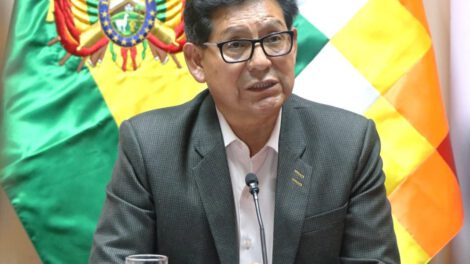 Mitin político escolar con participación de estudiantes en Santa Cruz