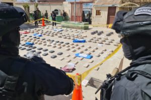 Agentes de la Felcn inspeccionando narcomineral y drogas camufladas