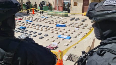 Agentes de la Felcn inspeccionando narcomineral y drogas camufladas