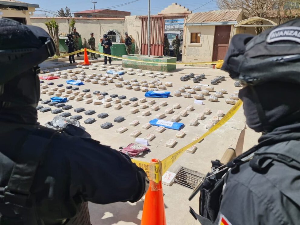 Agentes de la Felcn inspeccionando narcomineral y drogas camufladas