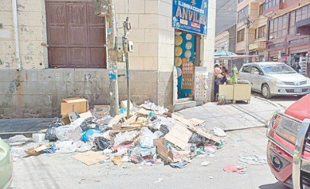 Basura acumulada en las esquinas de las calles por paro de actividades EMAO