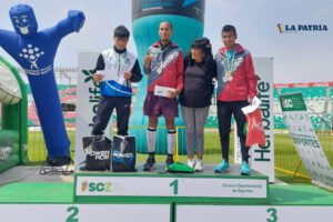 Los orureños Víctor Hugo Aguilar y Daniel Toroya en el podio junto a su entrenadora Nemia Coca