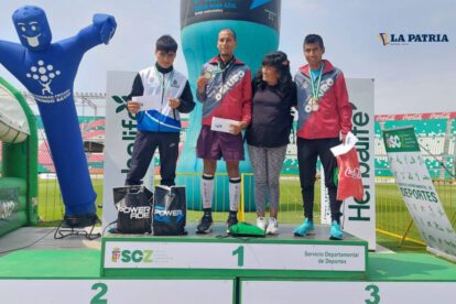 Los orureños Víctor Hugo Aguilar y Daniel Toroya en el podio junto a su entrenadora Nemia Coca