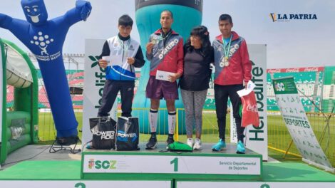Los orureños Víctor Hugo Aguilar y Daniel Toroya en el podio junto a su entrenadora Nemia Coca