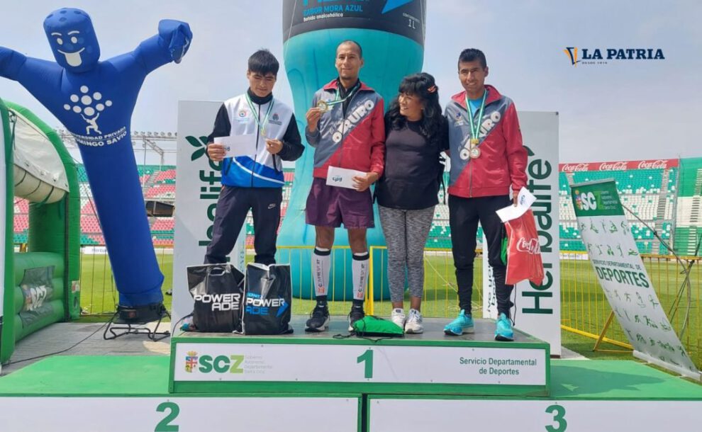 Los orureños Víctor Hugo Aguilar y Daniel Toroya en el podio junto a su entrenadora Nemia Coca