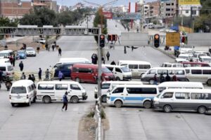 Paro nacional de choferes en Bolivia con bloqueo de vías