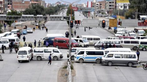 Paro nacional de choferes en Bolivia con bloqueo de vías