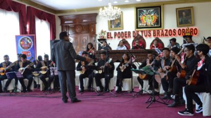 Estudiantes de la EBIM rinden homenaje al Día Nacional de la Cueca Boliviana