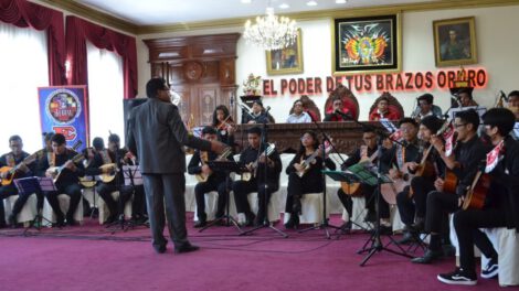 Estudiantes de la EBIM rinden homenaje al Día Nacional de la Cueca Boliviana