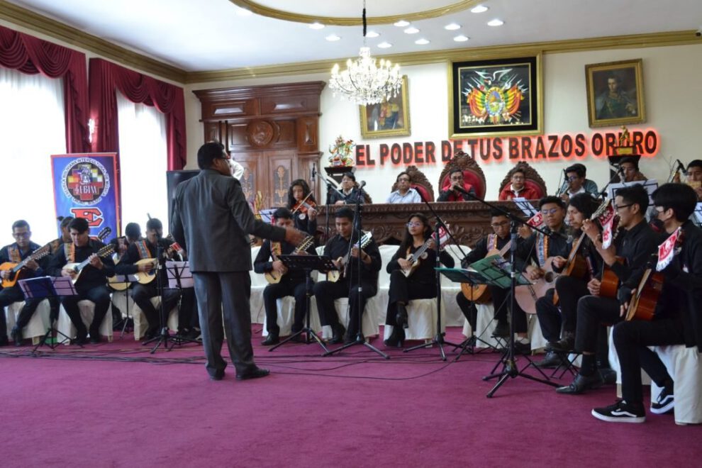 Estudiantes de la EBIM rinden homenaje al Día Nacional de la Cueca Boliviana