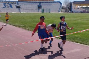 Prueba atlética en Oruro con participantes demostrando su talento