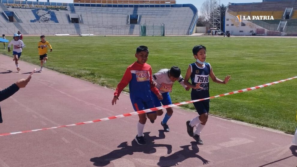 Prueba atlética en Oruro con participantes demostrando su talento