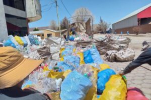 Reciclaje de botellas PET en Machacamarca