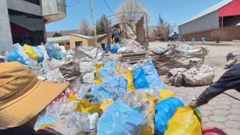 Reciclaje de botellas PET en Machacamarca