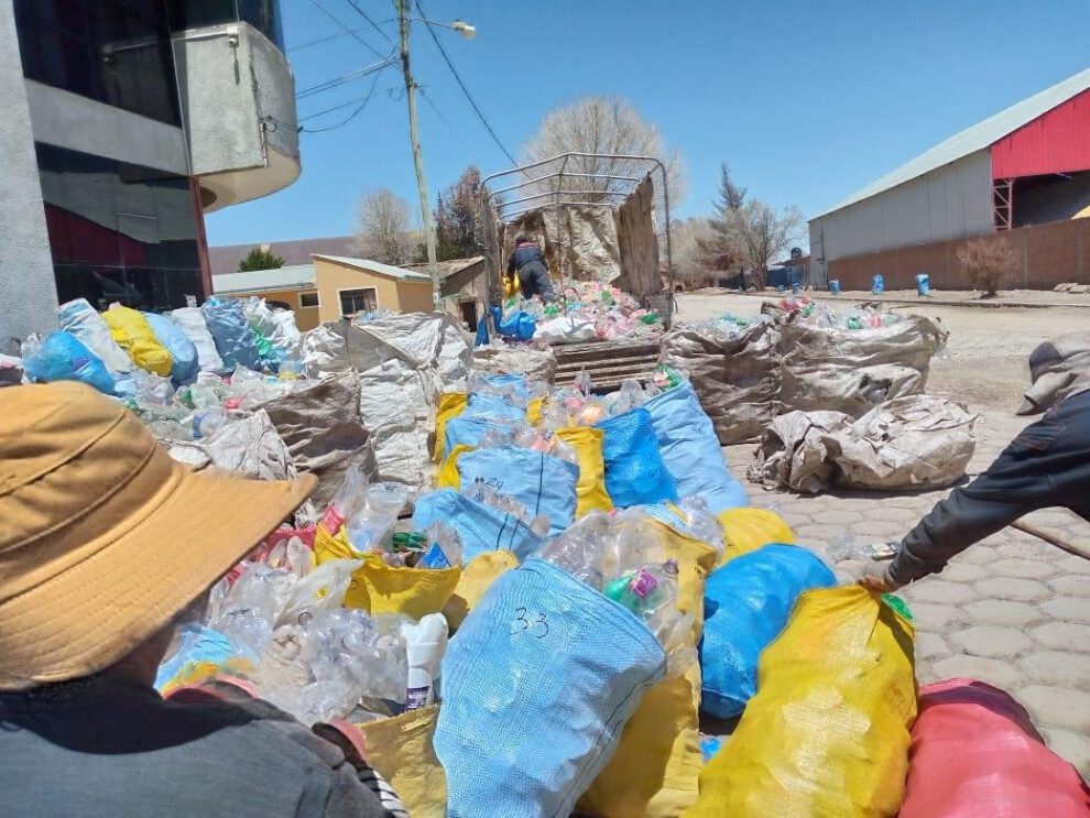 Reciclaje de botellas PET en Machacamarca