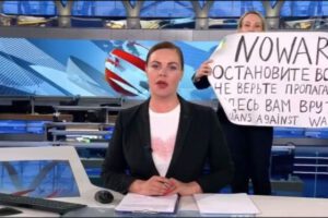 Marina Ovsiánnikova condenada a 8,5 años de prisión por protestar contra la guerra