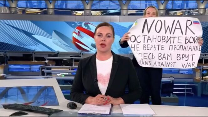 Marina Ovsiánnikova condenada a 8,5 años de prisión por protestar contra la guerra