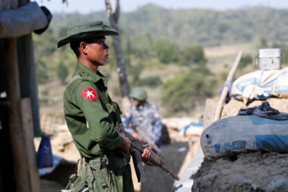 Ataque militar en Birmania deja niños heridos
