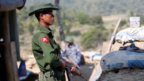 Ataque militar en Birmania deja niños heridos