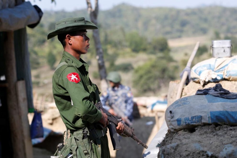 Ataque militar en Birmania deja niños heridos