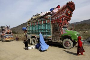 Talibanes rechazan plan de Pakistán para expulsar migrantes afganos
