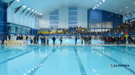 torneo de natación en la Piscina Olímpica de Oruro