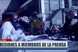 Policía procesado agrede a periodista de F10 Noticias