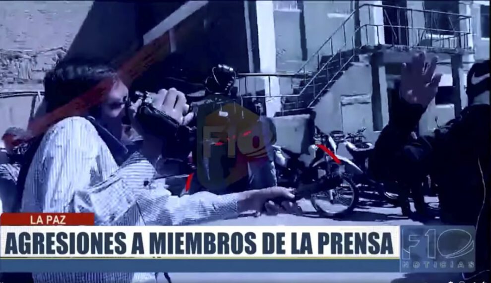 Policía procesado agrede a periodista de F10 Noticias